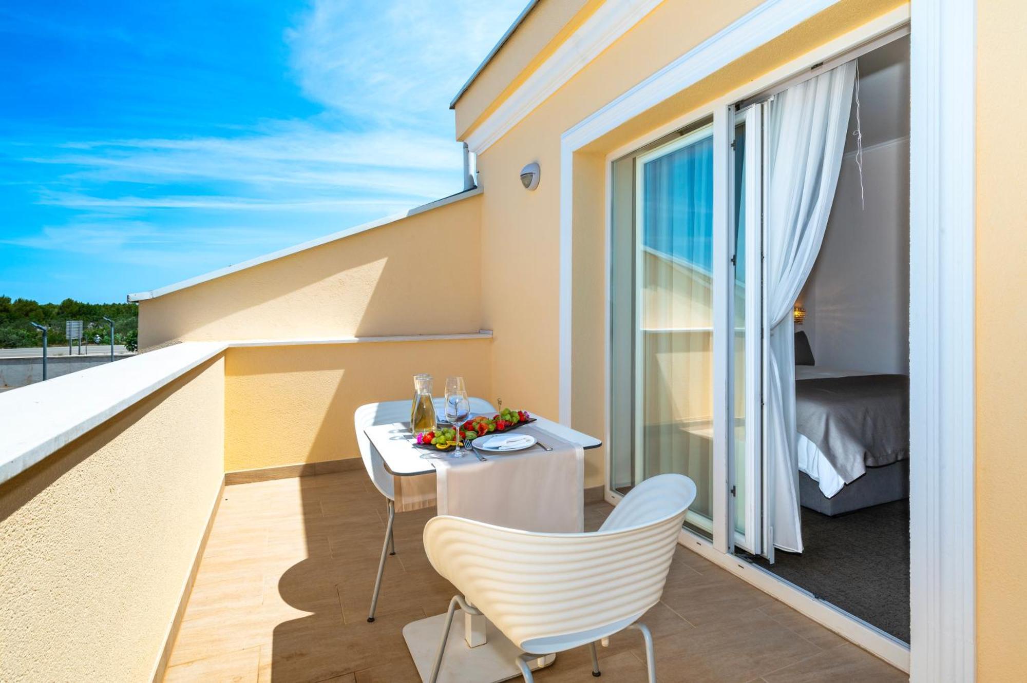 Guest Accommodation Atrium Gulin Лозовац Экстерьер фото