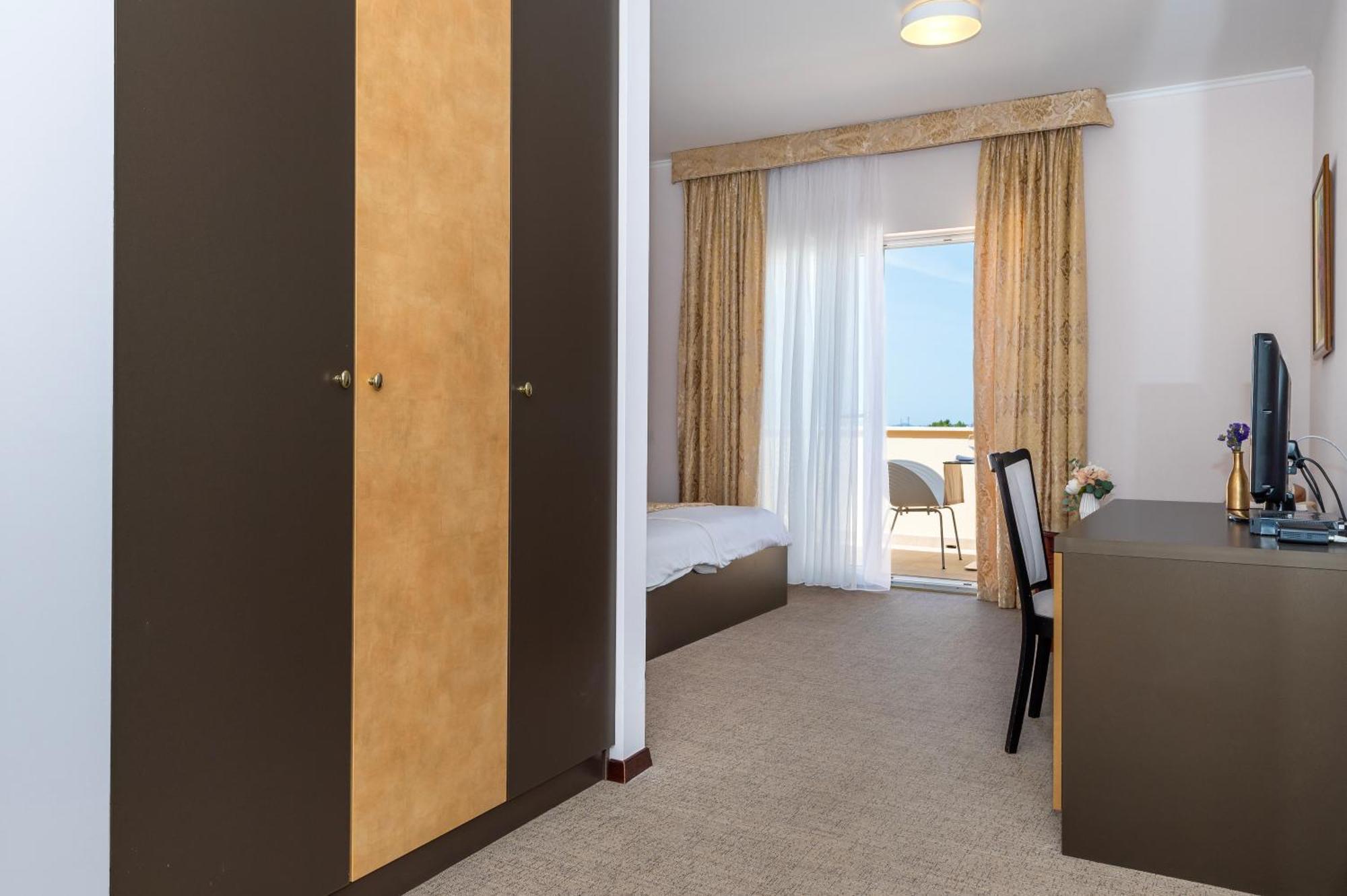 Guest Accommodation Atrium Gulin Лозовац Экстерьер фото